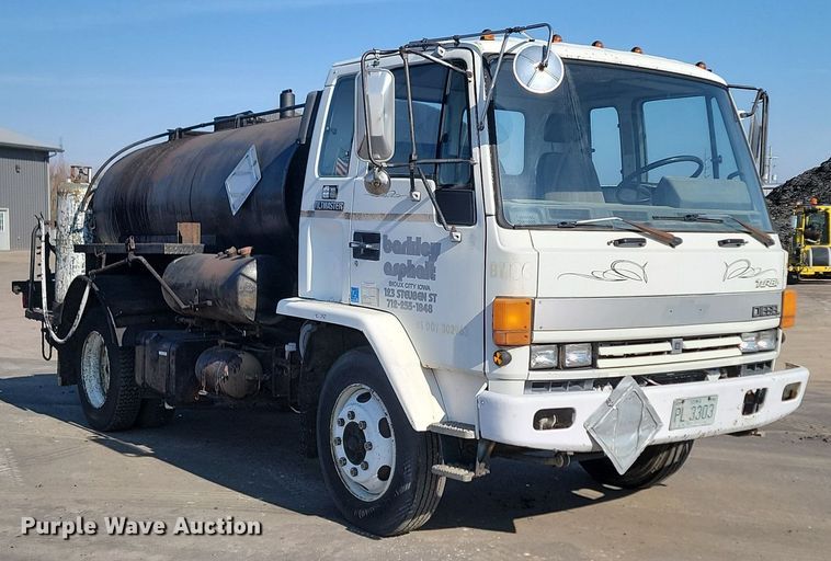 image for item LA9752 1990 GMC Tiltmaster oil distributor truck