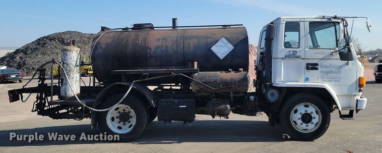 image for item LA9752 1990 GMC Tiltmaster oil distributor truck