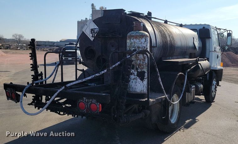 image for item LA9752 1990 GMC Tiltmaster oil distributor truck