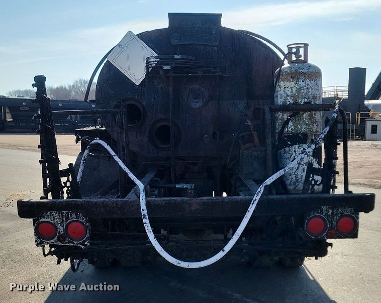 image for item LA9752 1990 GMC Tiltmaster oil distributor truck