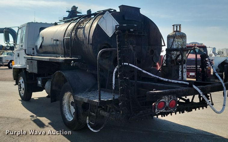 image for item LA9752 1990 GMC Tiltmaster oil distributor truck