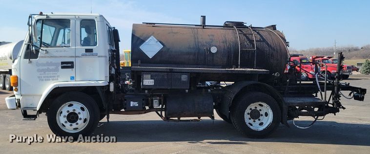 image for item LA9752 1990 GMC Tiltmaster oil distributor truck