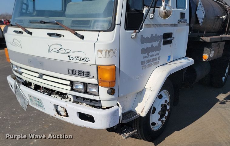 image for item LA9752 1990 GMC Tiltmaster oil distributor truck