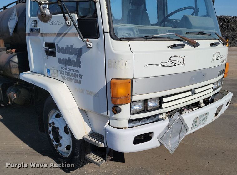 image for item LA9752 1990 GMC Tiltmaster oil distributor truck