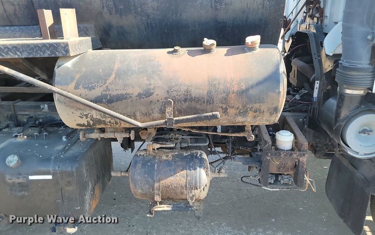 image for item LA9752 1990 GMC Tiltmaster oil distributor truck