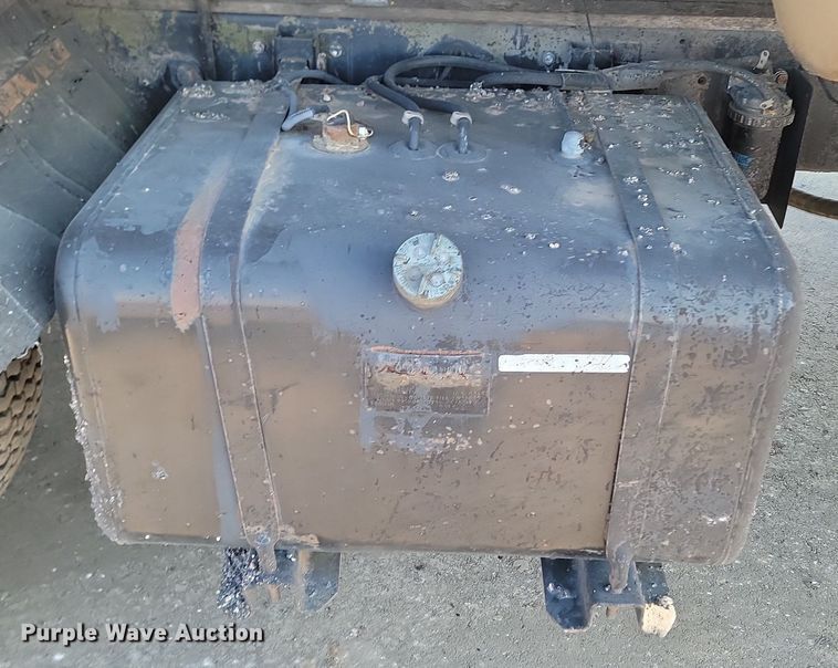 image for item LA9752 1990 GMC Tiltmaster oil distributor truck