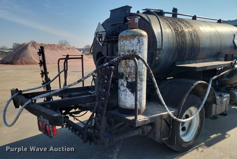 image for item LA9752 1990 GMC Tiltmaster oil distributor truck