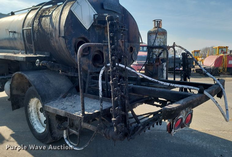 image for item LA9752 1990 GMC Tiltmaster oil distributor truck