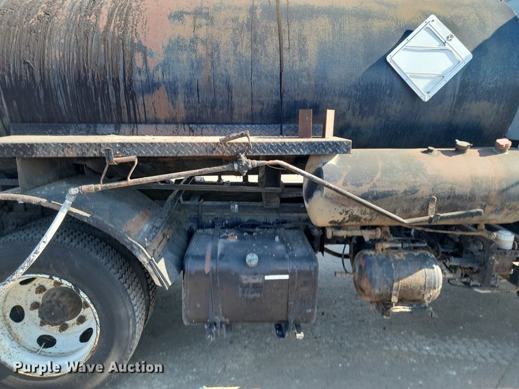 image for item LA9752 1990 GMC Tiltmaster oil distributor truck