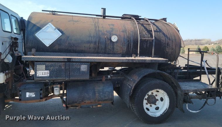 image for item LA9752 1990 GMC Tiltmaster oil distributor truck