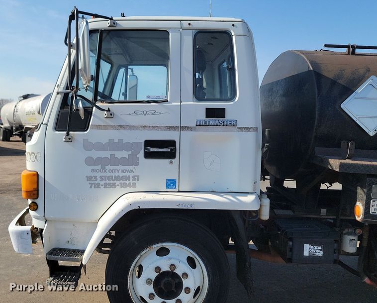 image for item LA9752 1990 GMC Tiltmaster oil distributor truck