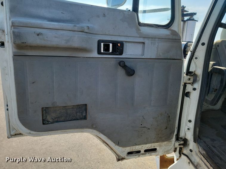 image for item LA9752 1990 GMC Tiltmaster oil distributor truck