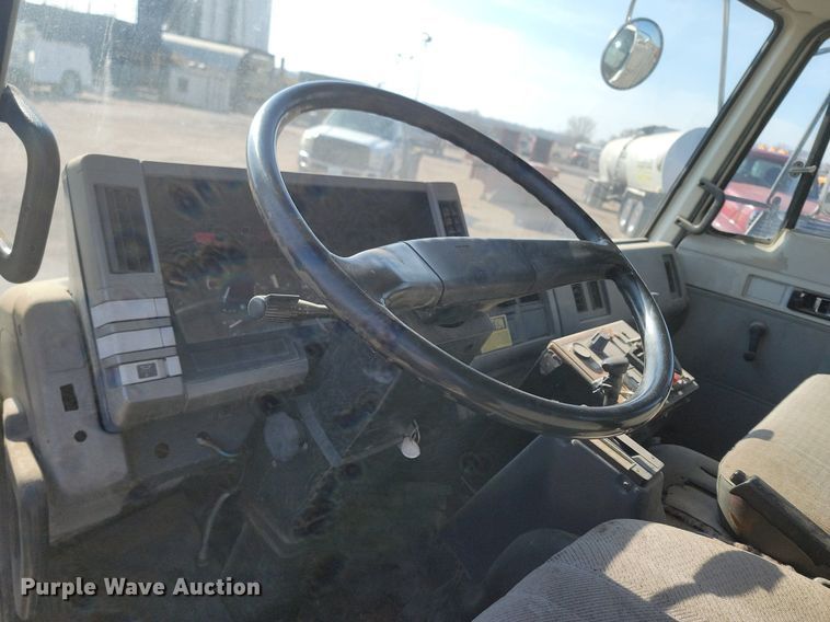 image for item LA9752 1990 GMC Tiltmaster oil distributor truck