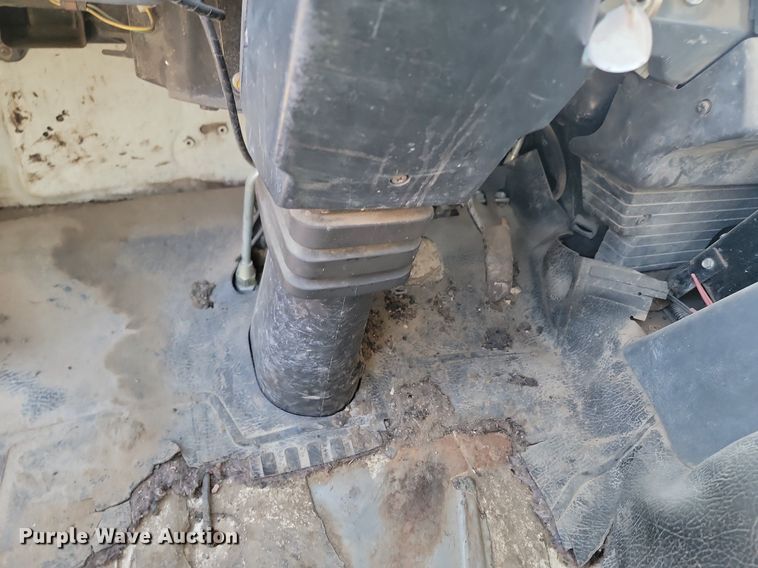 image for item LA9752 1990 GMC Tiltmaster oil distributor truck