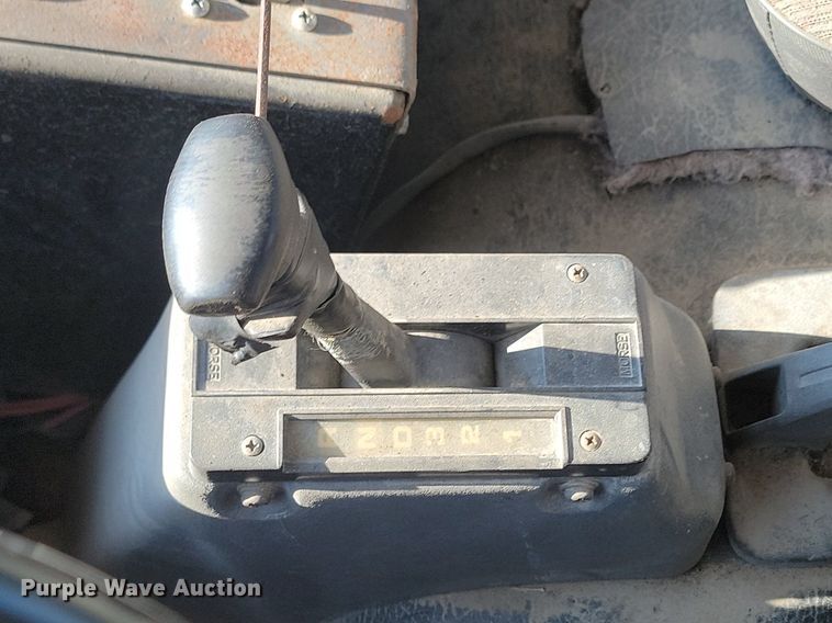 image for item LA9752 1990 GMC Tiltmaster oil distributor truck