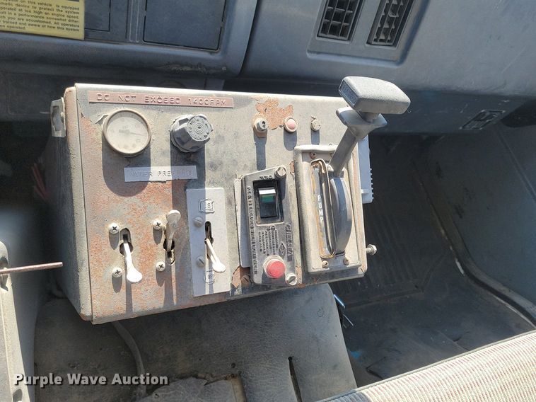 image for item LA9752 1990 GMC Tiltmaster oil distributor truck