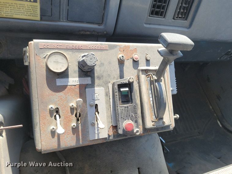 image for item LA9752 1990 GMC Tiltmaster oil distributor truck