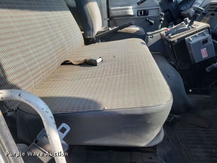 image for item LA9752 1990 GMC Tiltmaster oil distributor truck