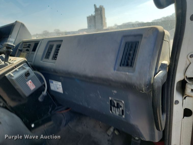 image for item LA9752 1990 GMC Tiltmaster oil distributor truck