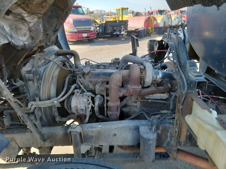 image for item LA9752 1990 GMC Tiltmaster oil distributor truck