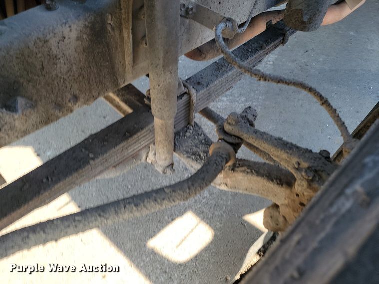 image for item LA9752 1990 GMC Tiltmaster oil distributor truck