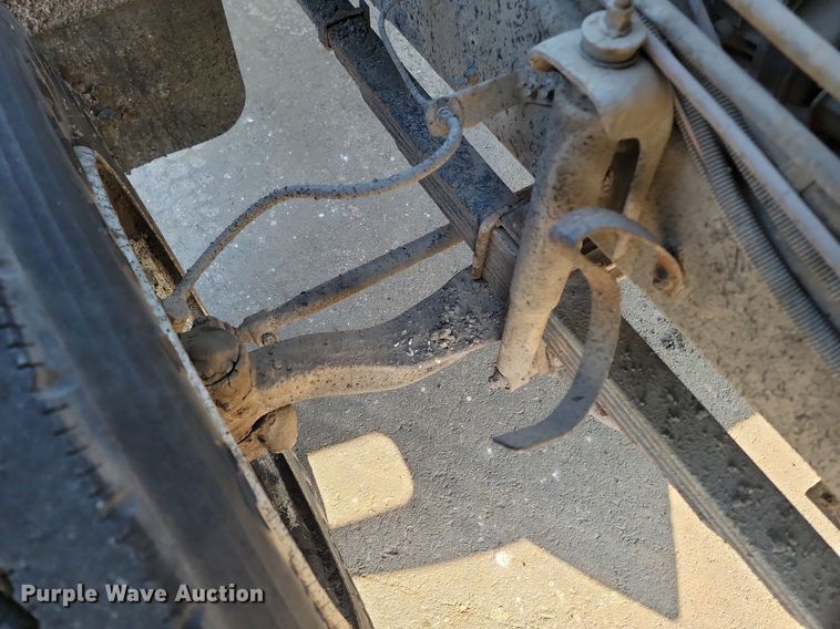 image for item LA9752 1990 GMC Tiltmaster oil distributor truck