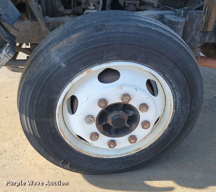 image for item LA9752 1990 GMC Tiltmaster oil distributor truck