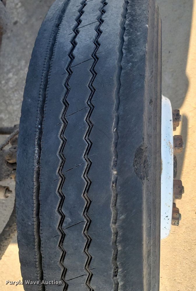 image for item LA9752 1990 GMC Tiltmaster oil distributor truck