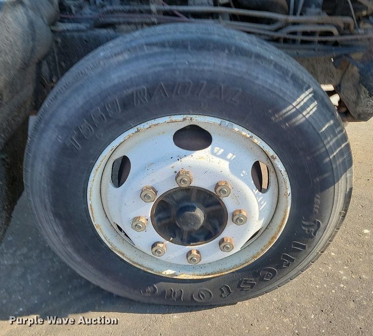 image for item LA9752 1990 GMC Tiltmaster oil distributor truck