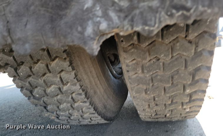 image for item LA9752 1990 GMC Tiltmaster oil distributor truck