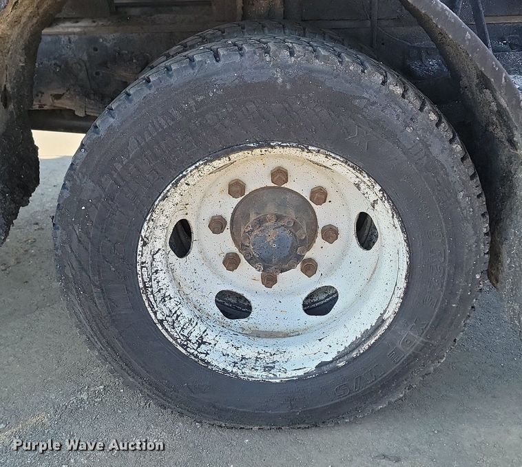 image for item LA9752 1990 GMC Tiltmaster oil distributor truck