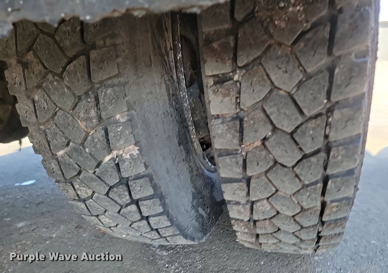 image for item LA9752 1990 GMC Tiltmaster oil distributor truck