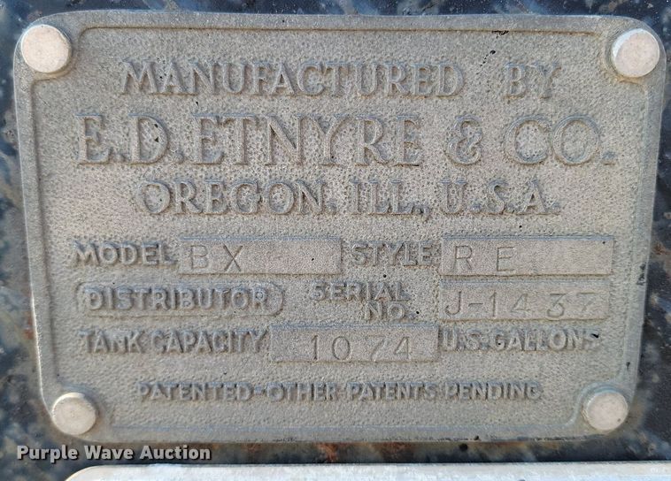 image for item LA9752 1990 GMC Tiltmaster oil distributor truck