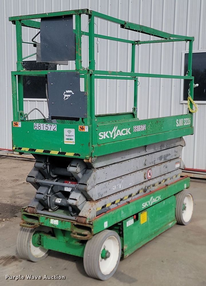 image for item LA9778 2015 Skyjack SJIII 3226 scissor lift