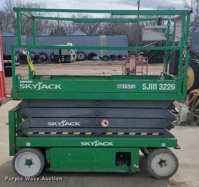 image for item LA9778 2015 Skyjack SJIII 3226 scissor lift