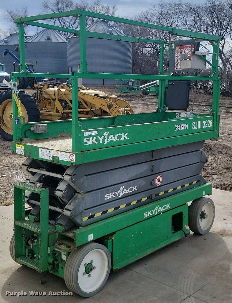 image for item LA9778 2015 Skyjack SJIII 3226 scissor lift