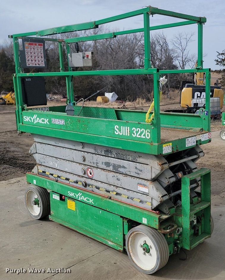image for item LA9778 2015 Skyjack SJIII 3226 scissor lift
