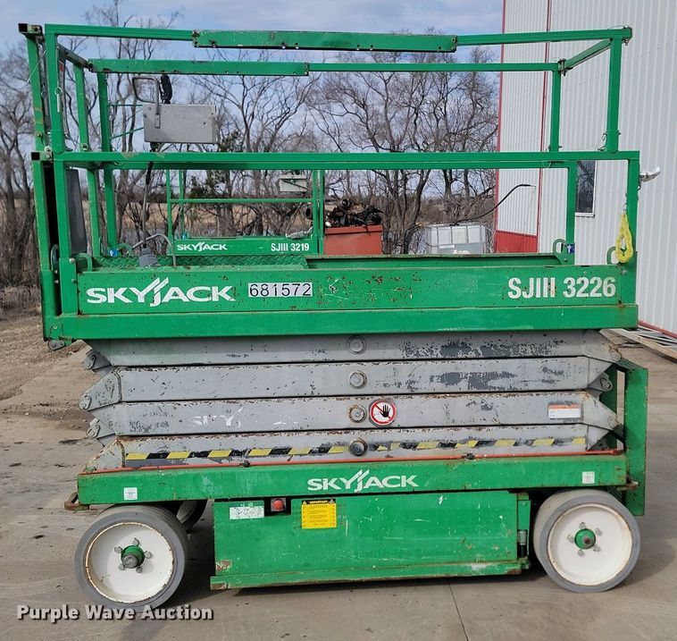 image for item LA9778 2015 Skyjack SJIII 3226 scissor lift