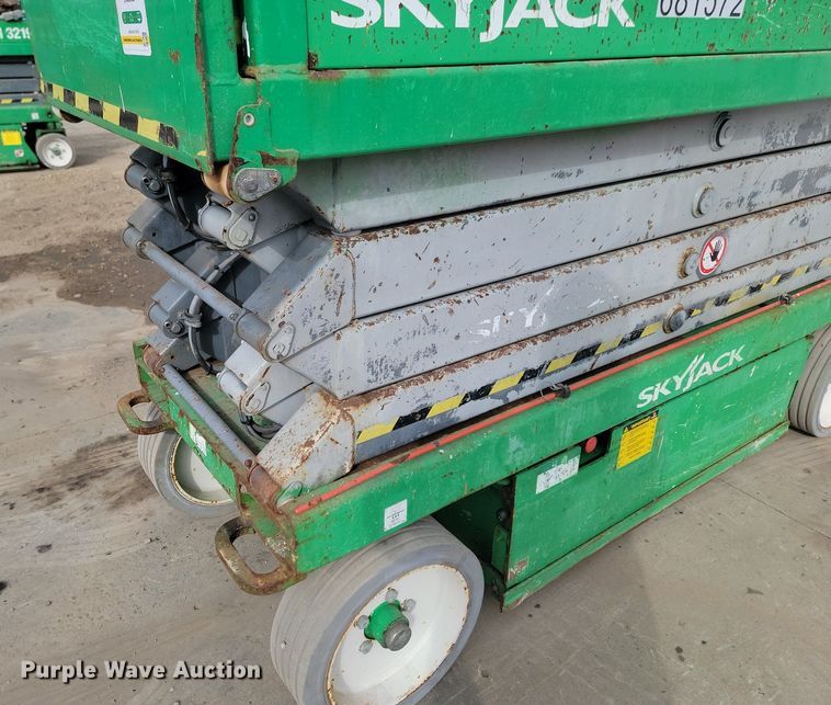 image for item LA9778 2015 Skyjack SJIII 3226 scissor lift