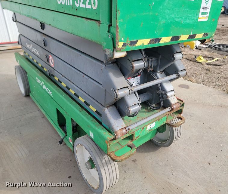 image for item LA9778 2015 Skyjack SJIII 3226 scissor lift