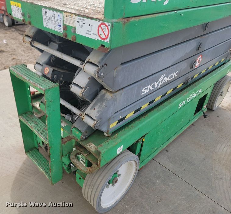 image for item LA9778 2015 Skyjack SJIII 3226 scissor lift