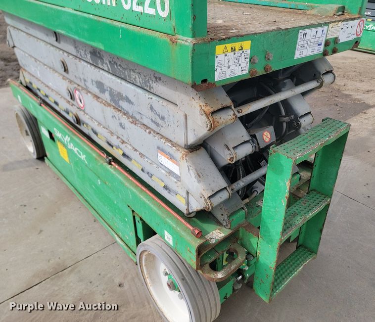 image for item LA9778 2015 Skyjack SJIII 3226 scissor lift