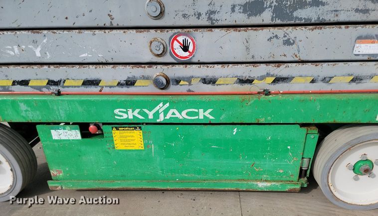 image for item LA9778 2015 Skyjack SJIII 3226 scissor lift