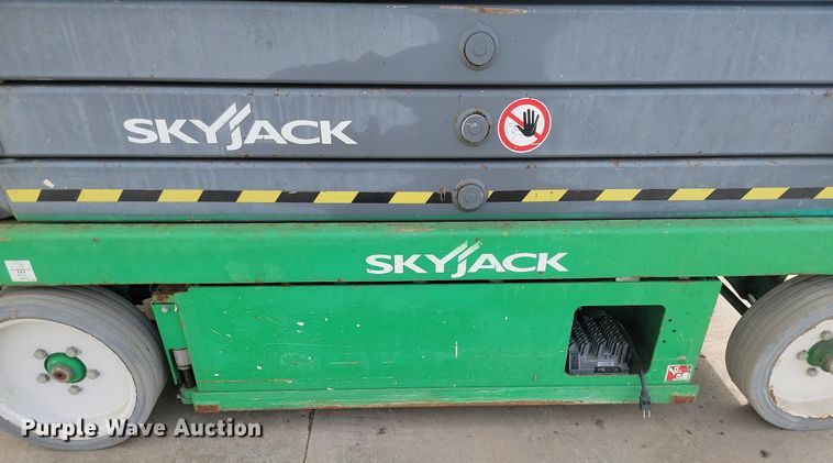 image for item LA9778 2015 Skyjack SJIII 3226 scissor lift