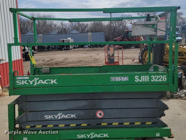 image for item LA9778 2015 Skyjack SJIII 3226 scissor lift