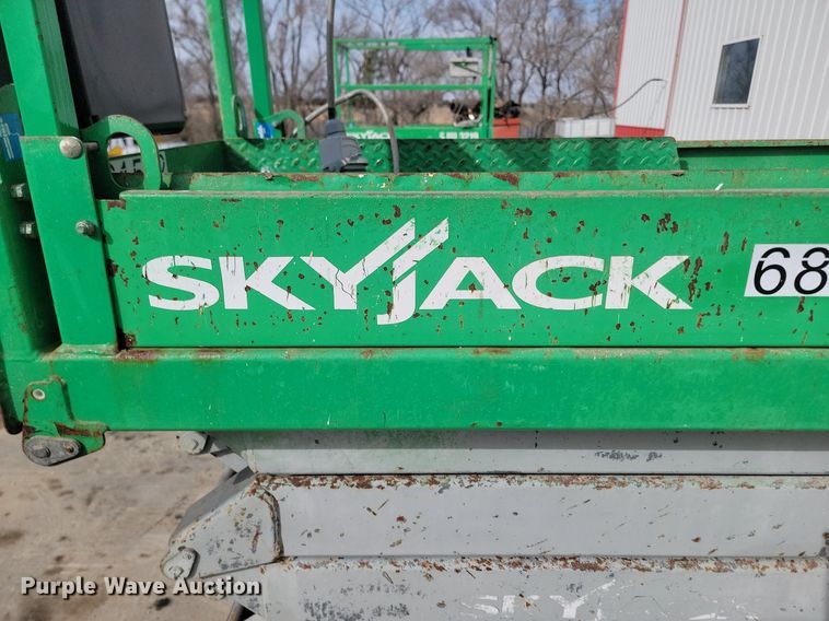 image for item LA9778 2015 Skyjack SJIII 3226 scissor lift
