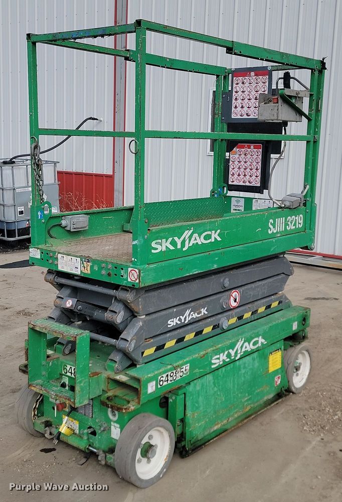 image for item LA9779 2014 Skyjack SJIII 3219 scissor lift