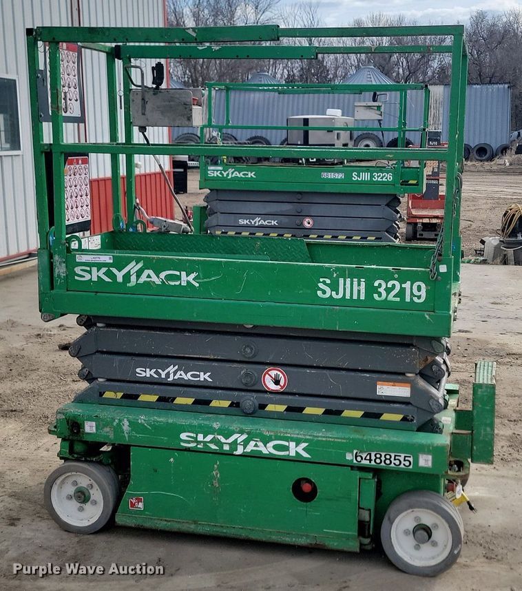 image for item LA9779 2014 Skyjack SJIII 3219 scissor lift