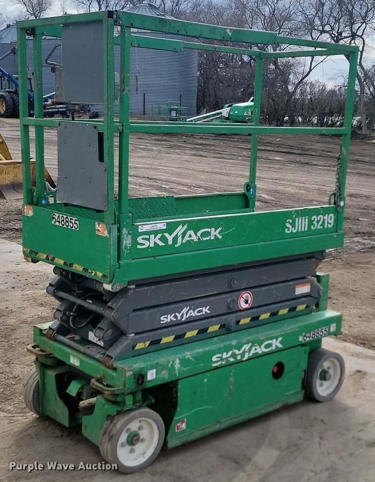 image for item LA9779 2014 Skyjack SJIII 3219 scissor lift