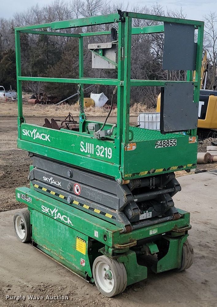 image for item LA9779 2014 Skyjack SJIII 3219 scissor lift